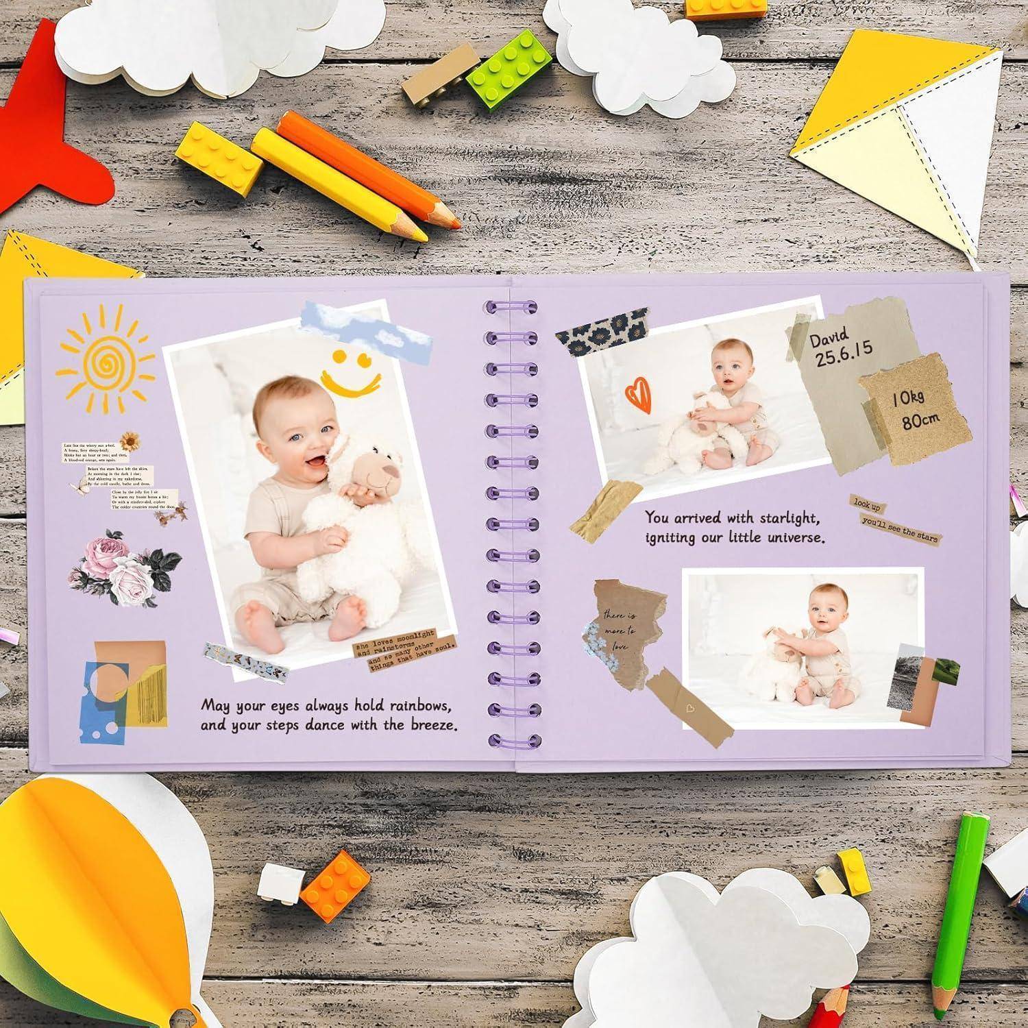 Öffne das Fotoalbum mit Babyfotos, handgeschriebenen Notizen und dekorativen Elementen wie Wolken. Zitat: ‚Mögen deine Schritte immer Regenbögen tragen.