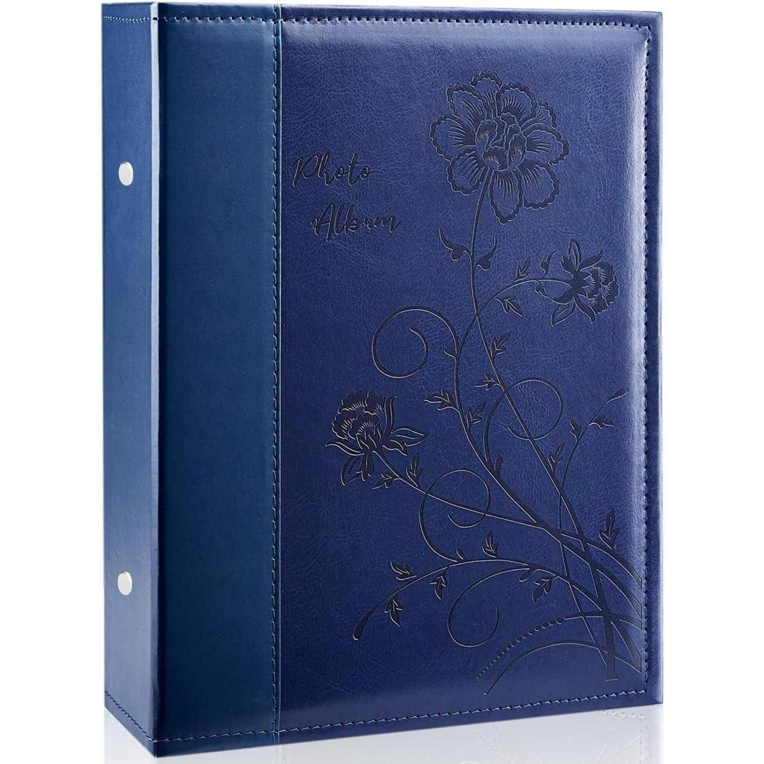 Ein blauer Fotoalbumeinband mit geprägtem Blumendesign und den Worten 