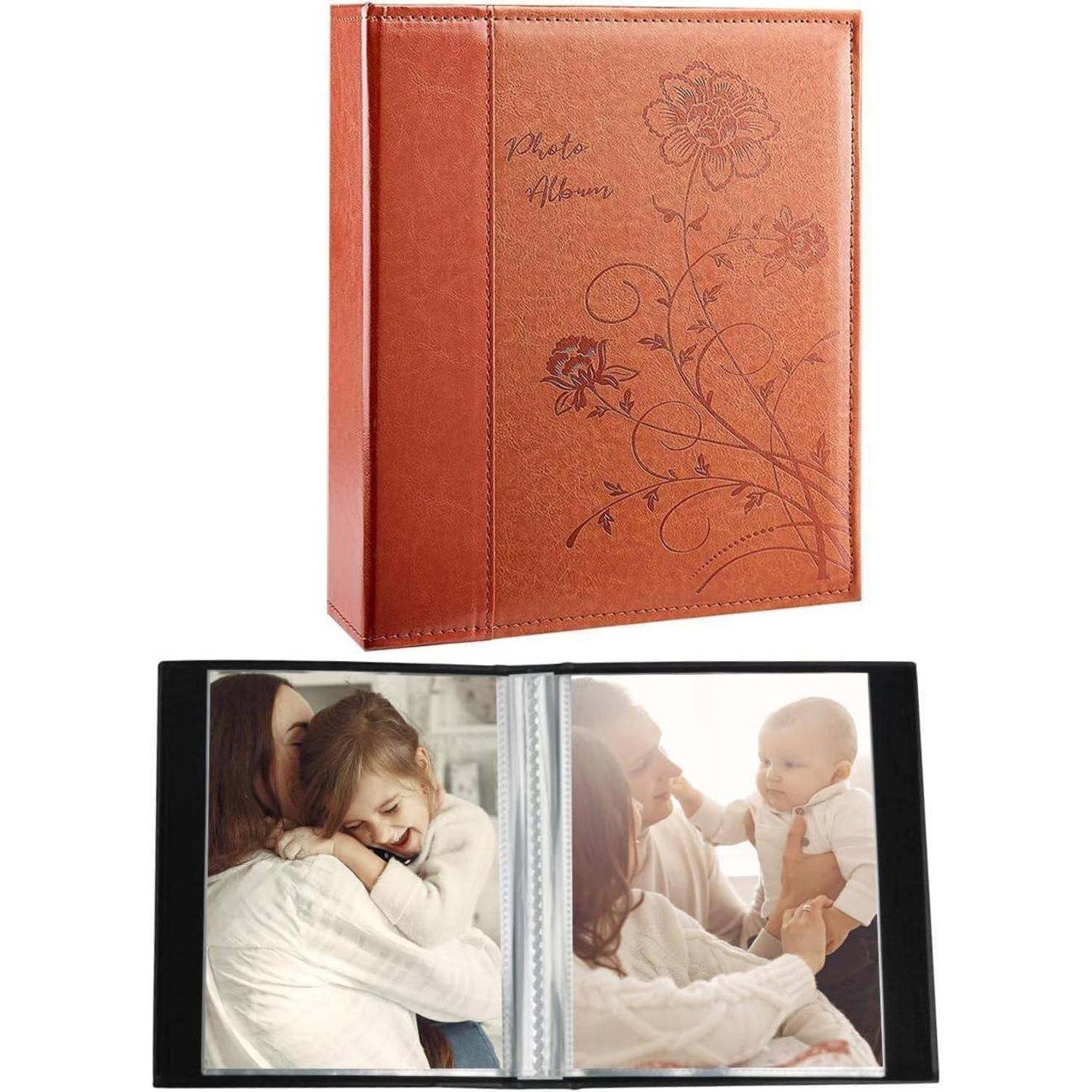 Ein braunes Lederfotoalbum mit floralem Desing auf dem Einband; geöffnet, um Familienfotos von Eltern mit zwei kleinen Kindern zu zeigen.