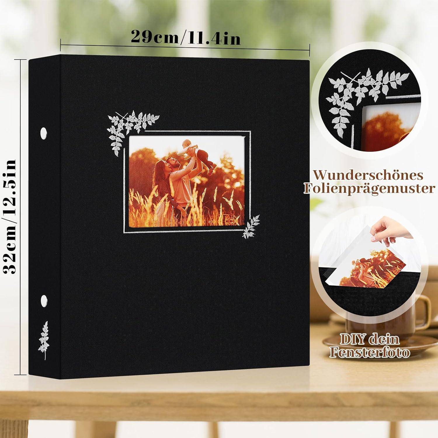 Ein schwarzes Fotoalbum mit einem zentralen Bild eines Paares im Herbstlaub, silbernen Blattdesigns und Text, der die Abmessungen und Merkmale vermerkt.