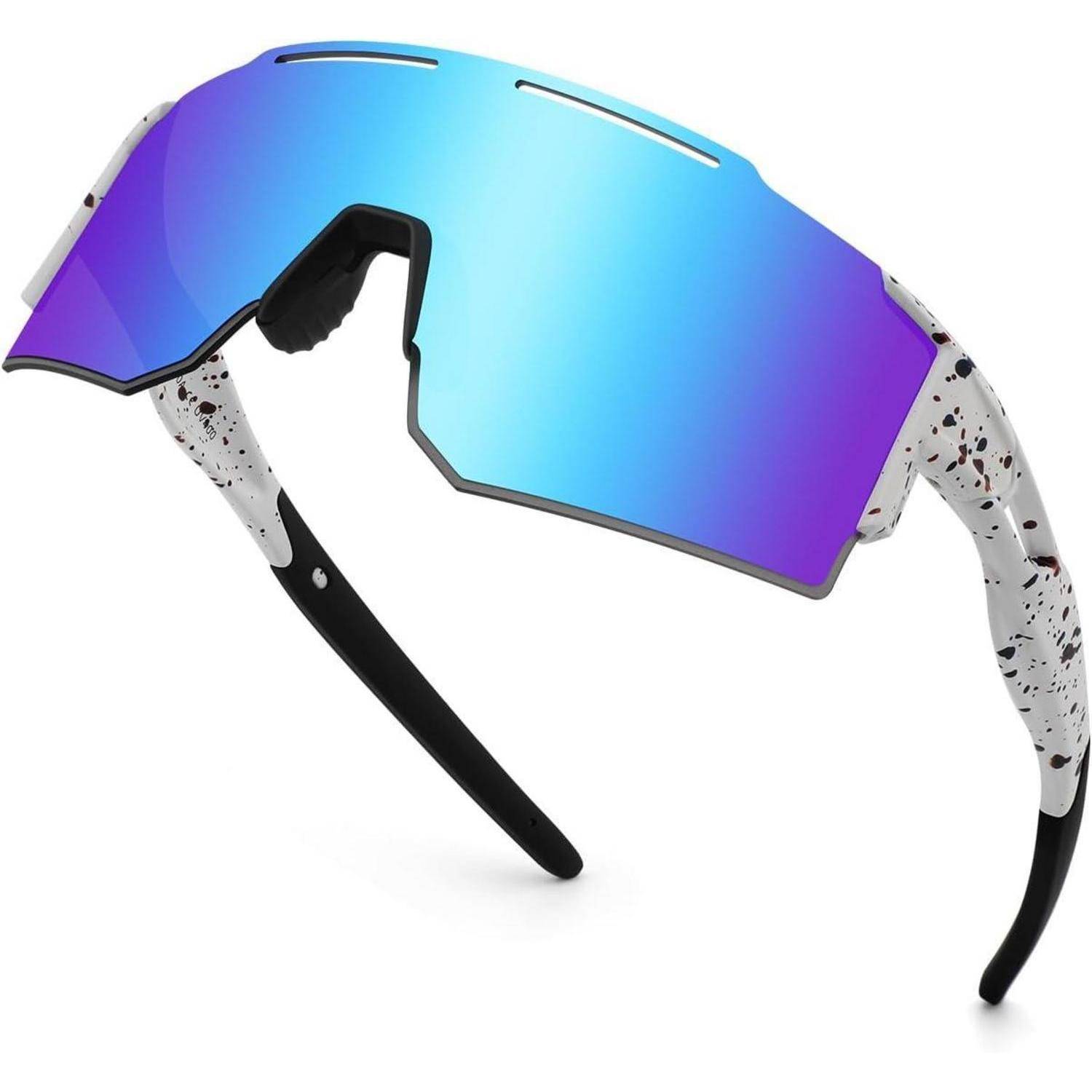 Futuristische Sportzonnenbrillen mit einer blau-violett verspiegelten Linse und einem gesprenkelte schwarz-weißen Rahmen.
