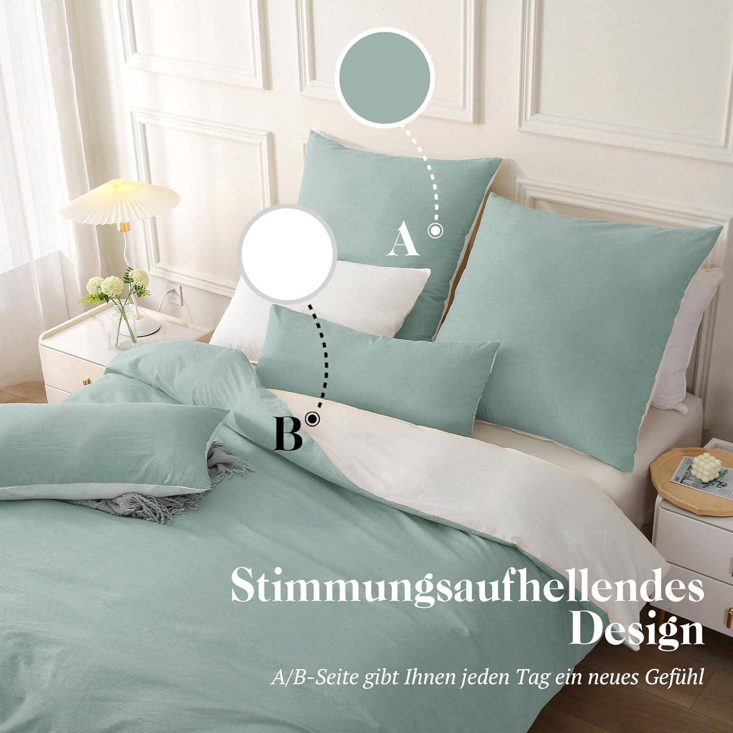 Bett mit blau-grüner Bettwäsche in einem Raum. Zwei Kissen und eine Decke werden mit den Buchstaben 'A' und 'B' hervorgehoben. Text beschreibt stimmungsaufhellende Designs.