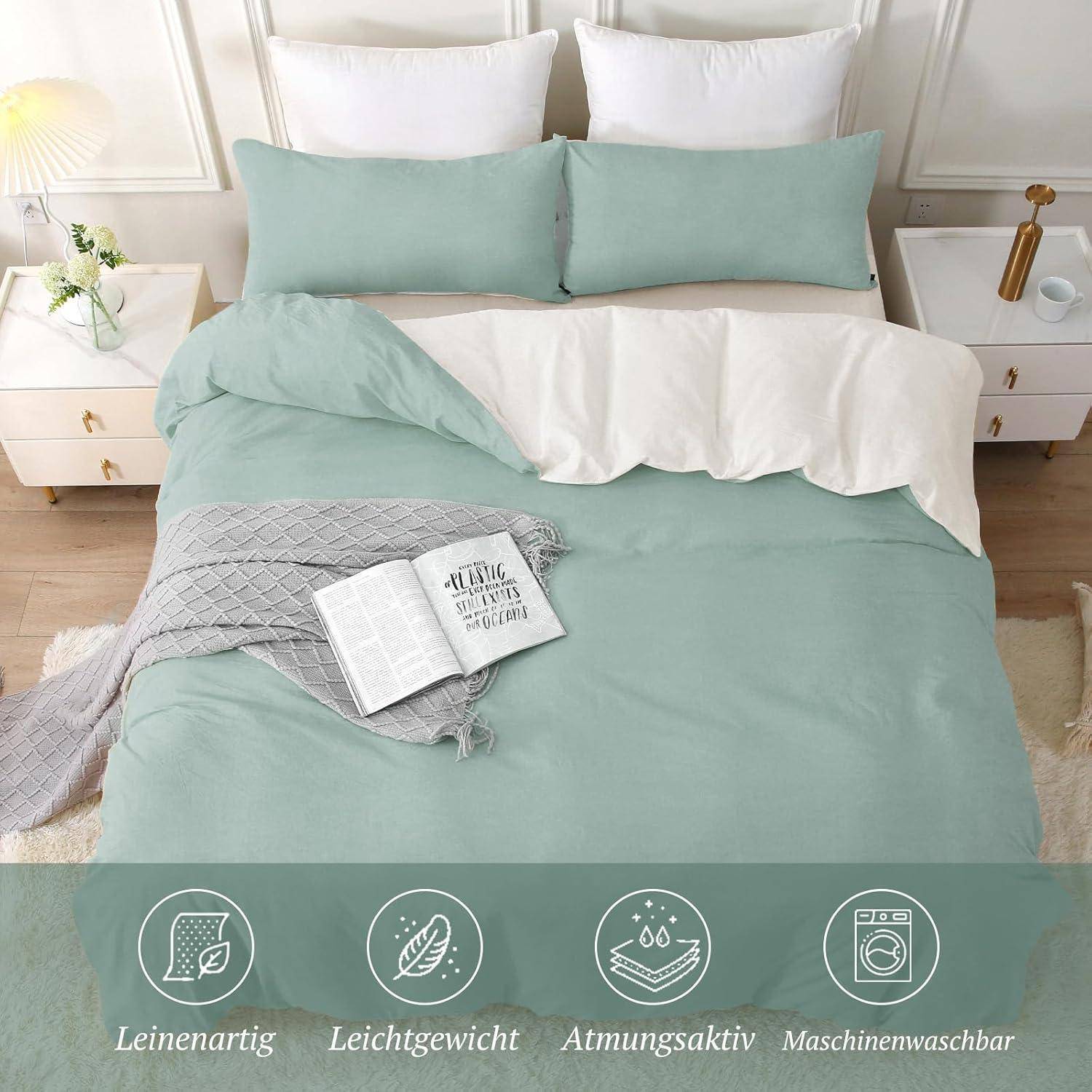 Ein Bett mit hellgrüner Bettwäsche, einer grauen gestrickten Decke und einem aufgeschlagenen Buch. Icons darunter heben Eigenschaften hervor: Leinen, leichtgewichtig, atmungsaktiv, waschbar.
