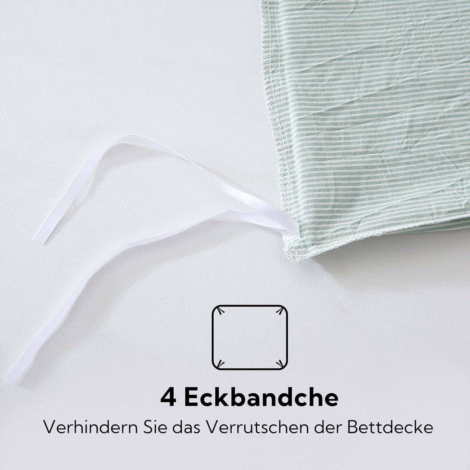 Eine Nahaufnahme einer Ecke eines Bettlakens mit angebrachten Befestigungsstreifen, die verhindern, dass das Laken verrutscht. Das Laken ist hellgrau mit dezenten Streifen.