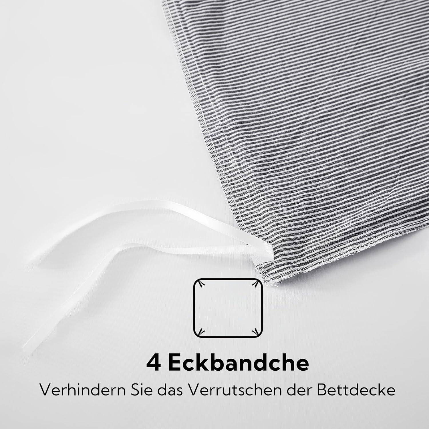 Gestreifter Stoff-Ausschnitt mit einer weißen Krawatte und einem quadratischen Symbol mit vier Eckbändern. Text lautet: '4 Eckbande: Verhindern Sie das Verrutschen der Bettdecke'.