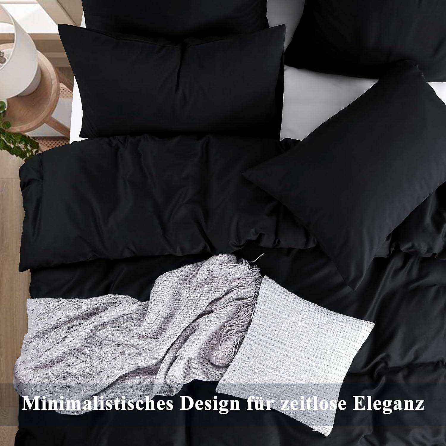 Ein ordentlich gemachtes Bett mit schwarzen Kissen und Bettdecke, daneben ein weißer strukturierter Überwurf und ein Kissen. Text am unteren Rand lautet: 'Minimalistisches Design für zeitlose Eleganz'.