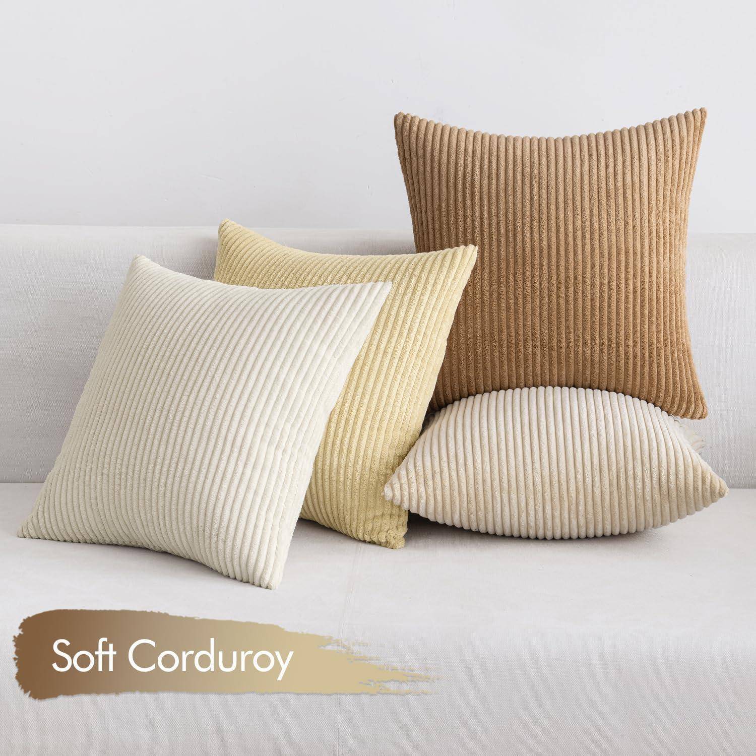 Vier gerippte Cordkissen in Beige-, Creme- und Brauntönen sind auf einem Sofa angeordnet. Text liest sich 