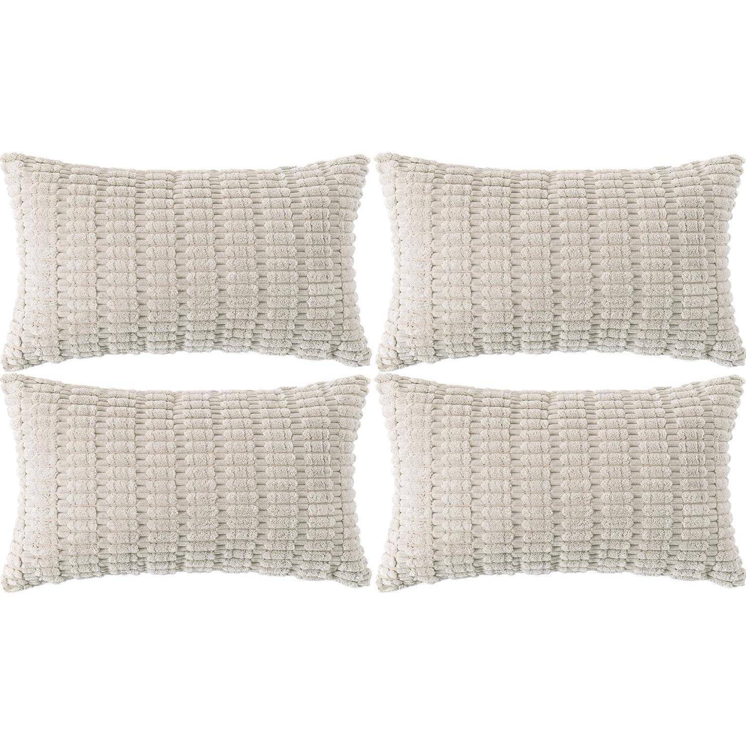 Vier strukturierte beige Kissen mit einem Gittermuster, die in zwei Reihen angeordnet sind.