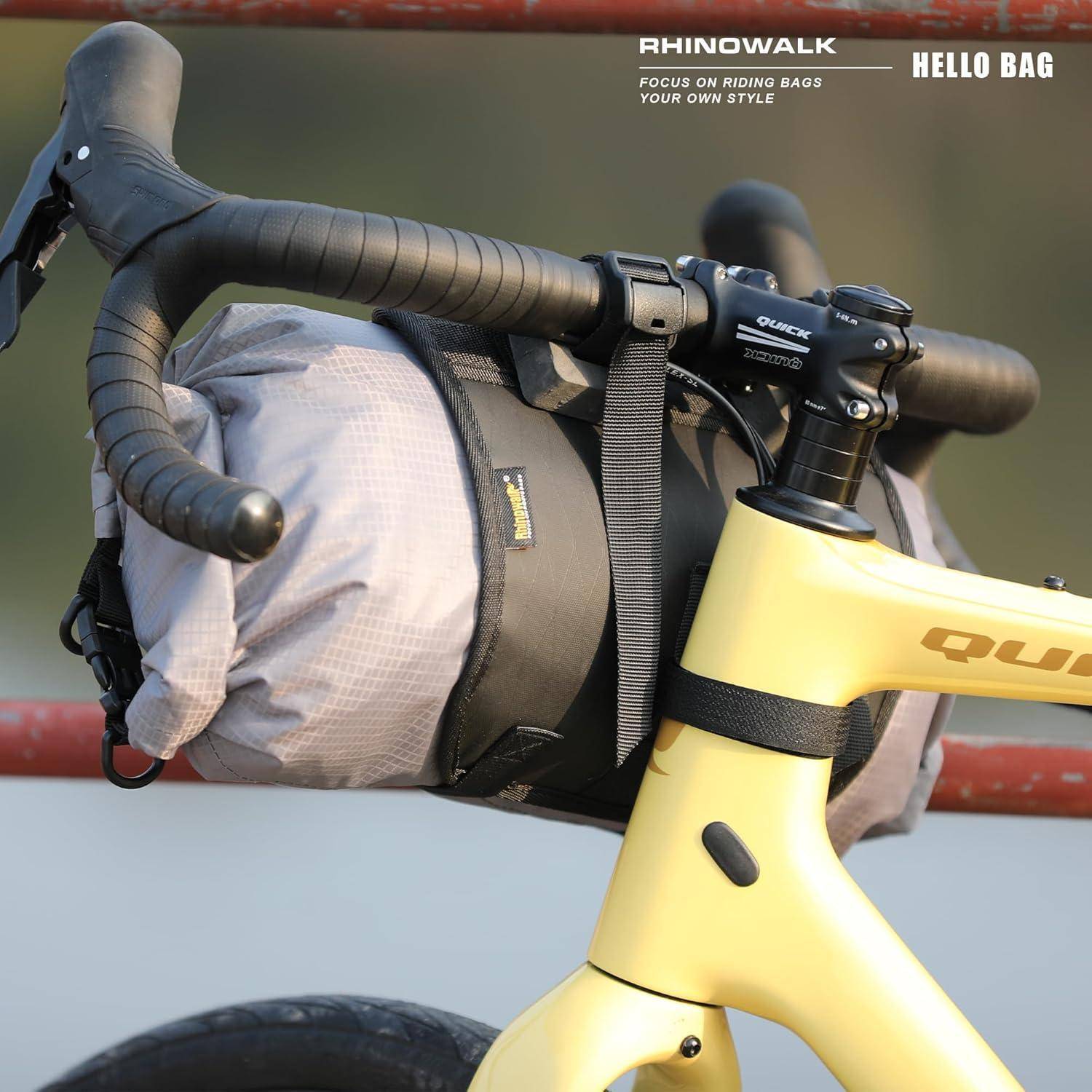Eine Nahaufnahme der Lenkstangen eines gelben Fahrrads mit einer montierten schwarzen 'RhinoWalk' Fahrradtasche, die sich auf hochwertige Fahrradausrüstung konzentriert.