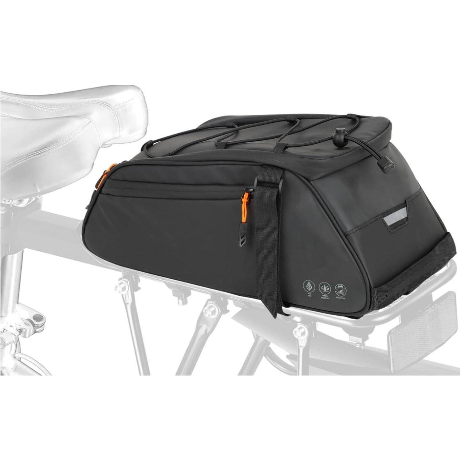 Schwarze Fahrradtasche mit orangen Reißverschlüssen auf einem Fahrrad, positioniert hinter dem Sitz. Zu den Merkmalen gehören ein Tragegriff und verstellbare Riemen.