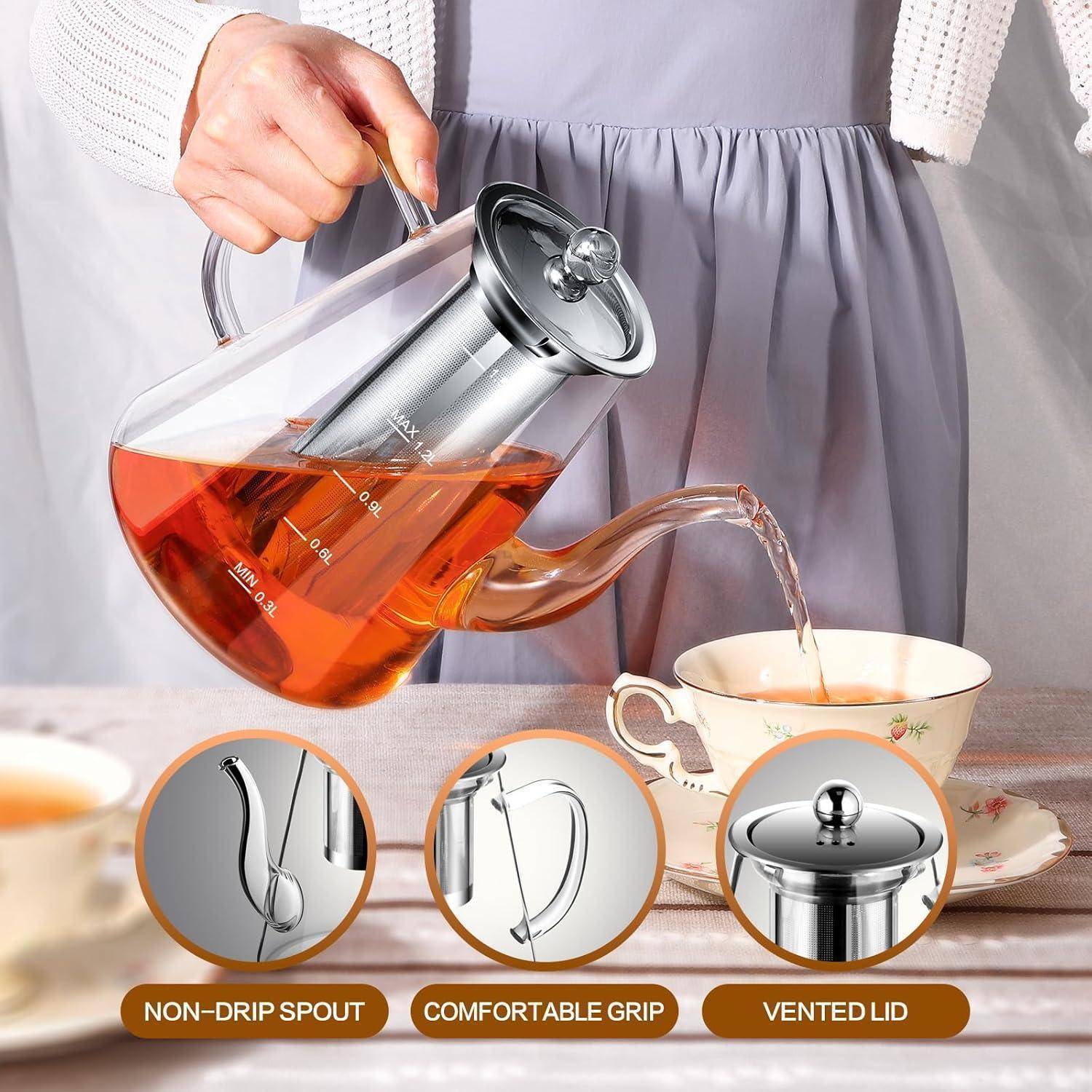 Eine Person gießt Tee aus einer Glasteekanne in eine Teetasse. Die Merkmale der Kanne werden hervorgehoben: tropffreie Ausgießöffnung, bequemer Griff, belüfteter Deckel.
