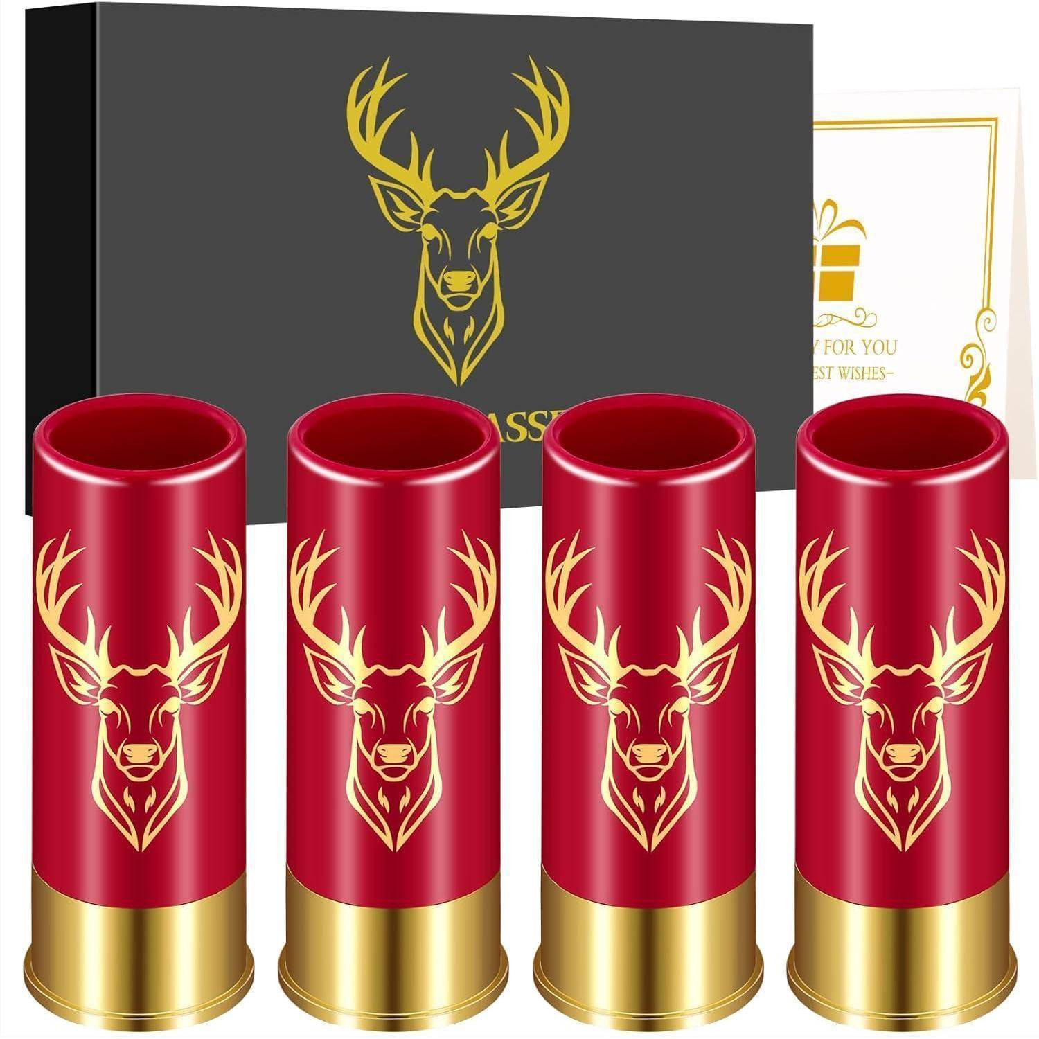 Elegantes Geschenkset mit vier roten, munitionsthematischen Schnapsgläsern, die jeweils einen goldenen Hirschkopf zieren, neben einer Geschenkkarte.