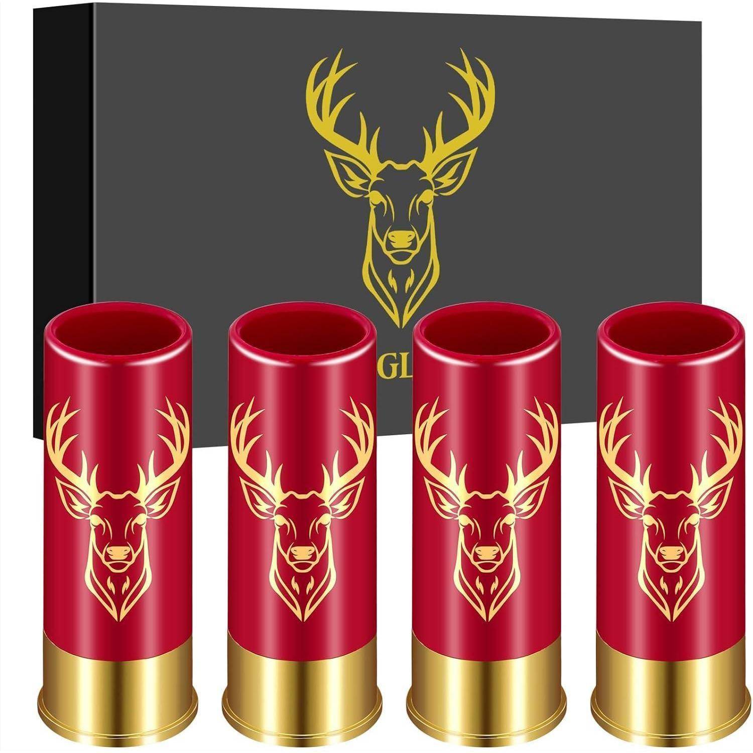 Vier rote Schrotpatronen mit goldenen Hirschlogos vor einer grauen Box mit einem passenden Hirschlogo.