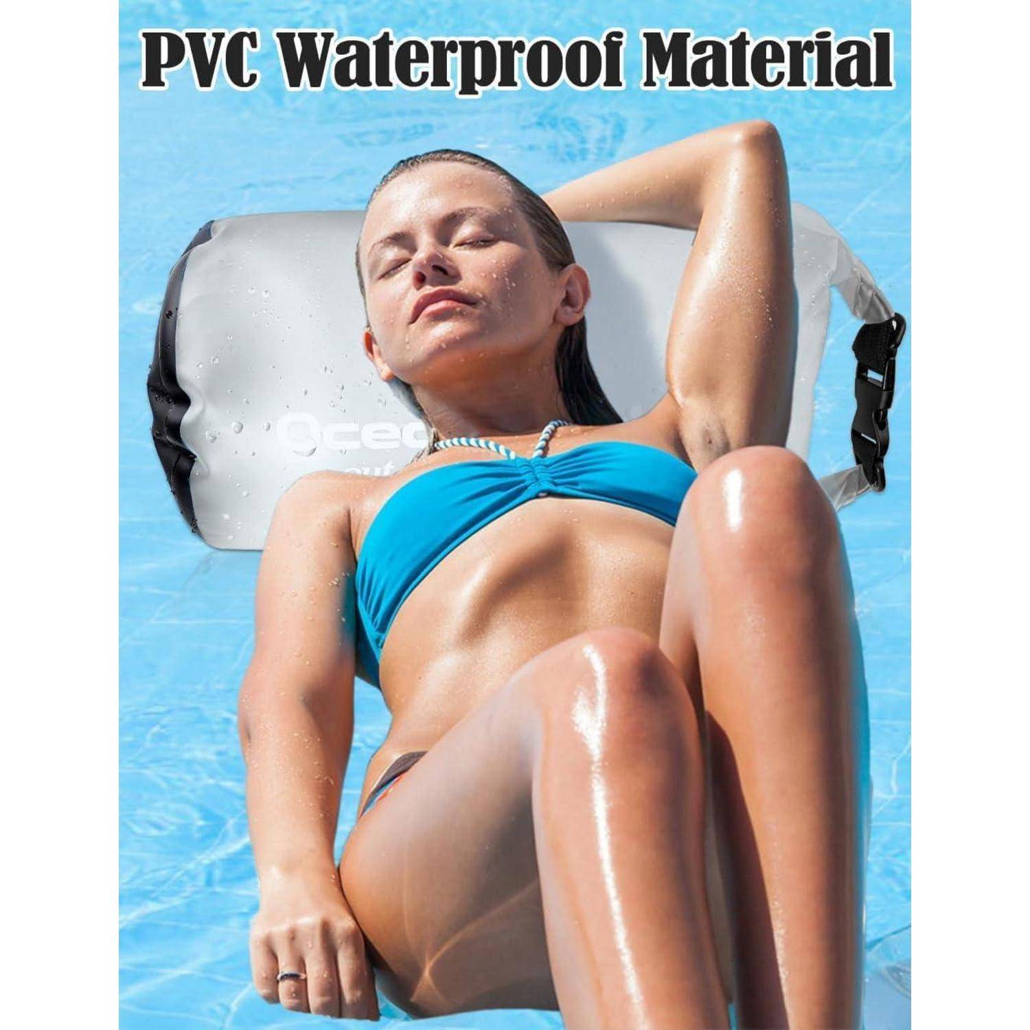 Frau im blauen Badeanzug entspannt sich auf einer wasserdichten PVC-Tasche in einem Pool unter der Sonne.