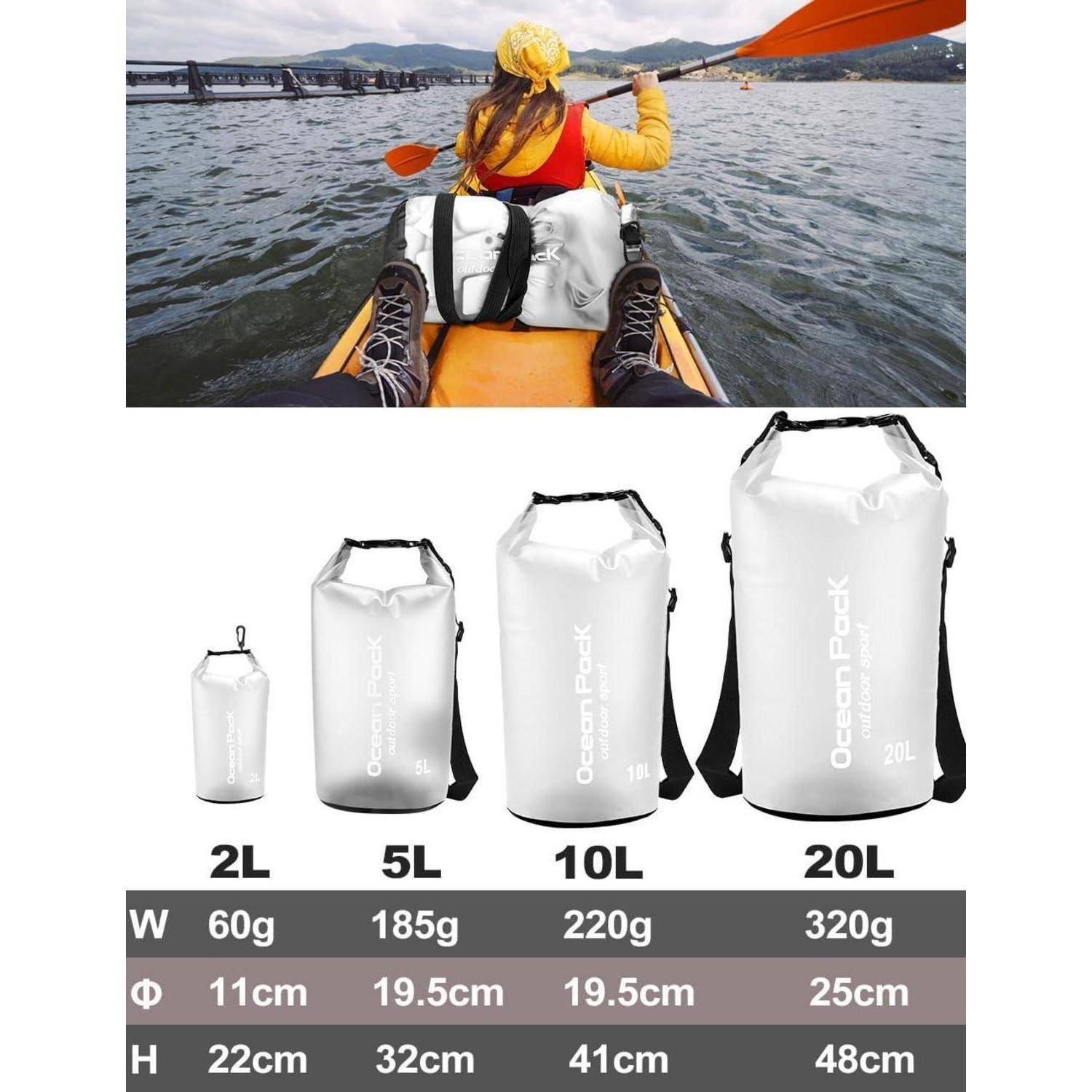 Eine Person paddelt mit einem Kayak auf einem See mit Bergen im Hintergrund und trägt verschiedene Ocean Pack wasserdichte Taschen. Größen und Gewichte werden unten angezeigt.
