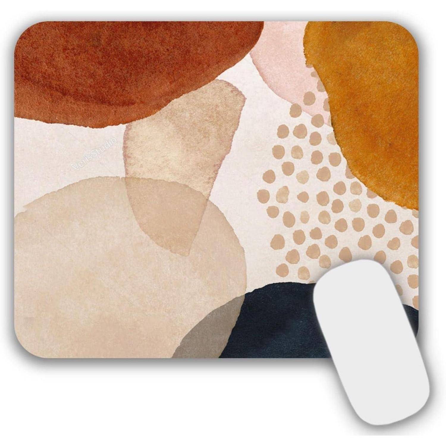 Abstraktes Mousepad mit überlappenden erdigen Formen und Punkten in Braun-, Beige- und Off-White-Tönen.
