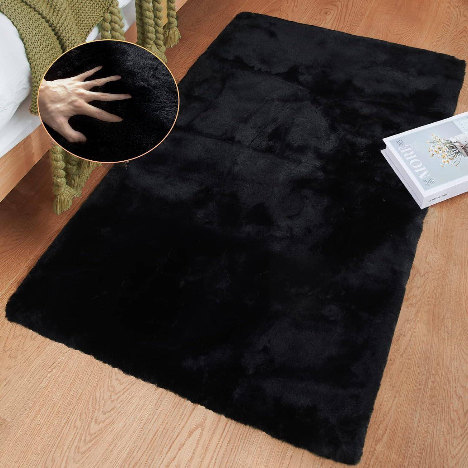Ein schwarzer Kunstfell-Teppich auf einem Holzboden neben einem Bett mit einer grünen Decke. Einschub zeigt eine Hand, die die weiche Teppichtextur drückt.