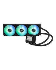 Ein Computerkühsystem mit drei kreisförmigen RGB-Lüftern, die über schwarze Schläuche mit einer Pumpe verbunden sind. Die Lüfter emittieren grünes und blaues Licht.