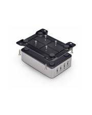 Ein Mini-Computer mit mehreren USB-Anschlüssen und einem schwarzen gitterartigen Panel auf der Oberseite, konzipiert für Montage oder Konnektivität.