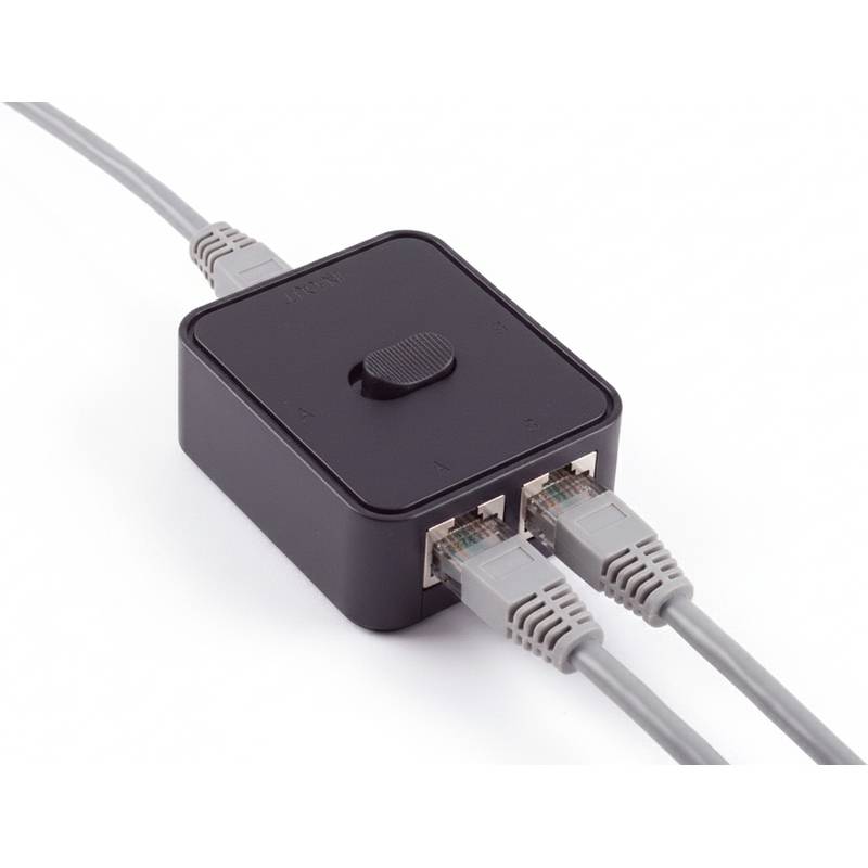 Ein kleiner schwarzer Netzwerk-Switch mit einem Drehrad und vier Ethernet-Anschlüssen. Zwei graue Ethernet-Kabel sind eingesteckt, und zwei Anschlüsse sind leer.
