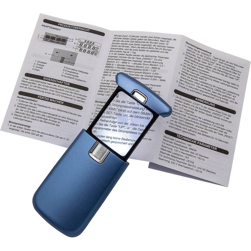 Ein blaues Gerät mit einer digitalen Anzeige, die Text zeigt, steht vor einem geöffneten Bedienungshandbuch mit schwarzem gedrucktem Inhalt auf Deutsch.