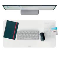 Draufsicht auf einen Schreibtisch mit einem Monitor, einer Tastatur, einer Maus, einem Notizbuch und Papieren auf einer weißen Arbeitsfläche.