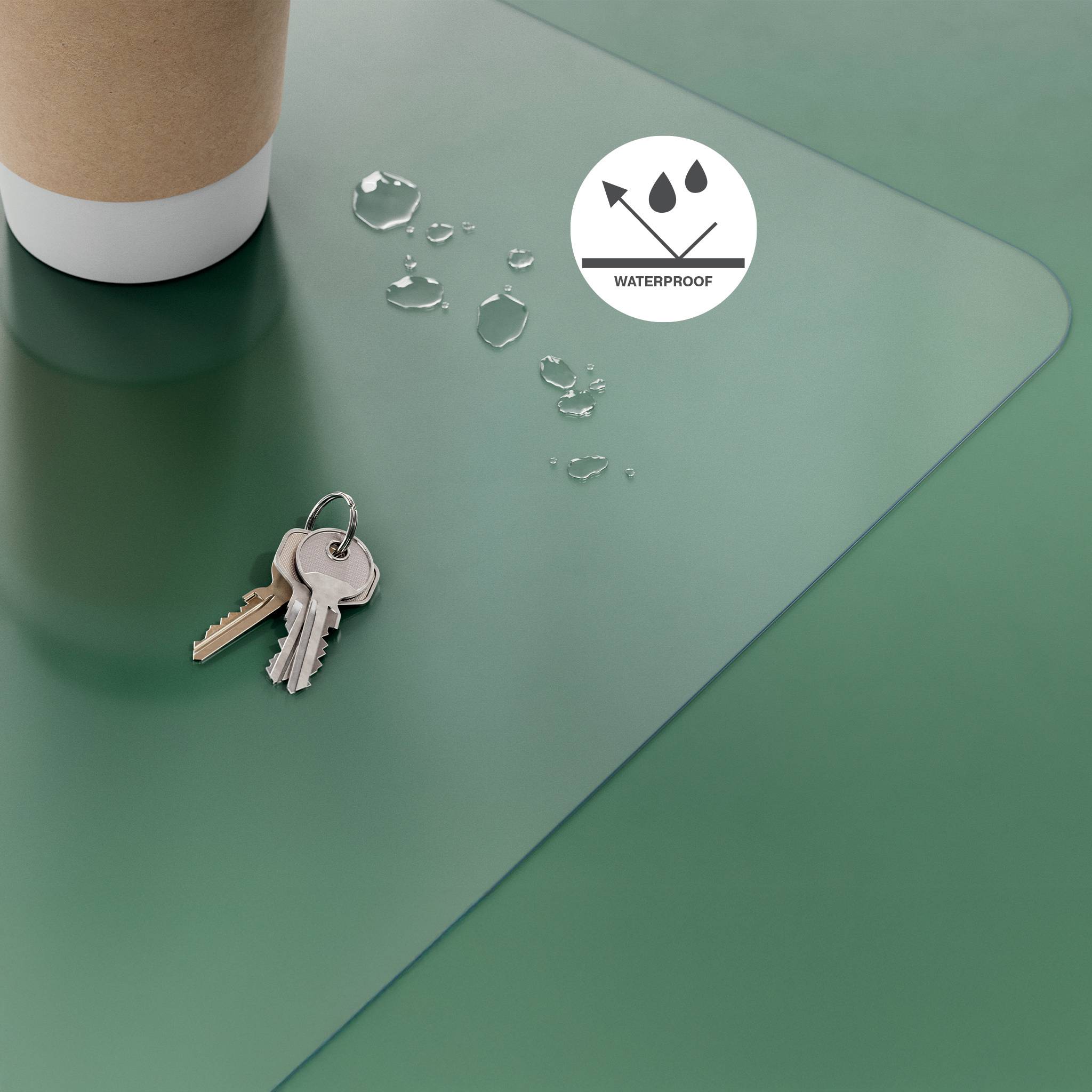 Grüne wasserdichte Matte mit Tasten und Wassertropfen; rundes Symbol mit der Aufschrift „WASSERDICHT