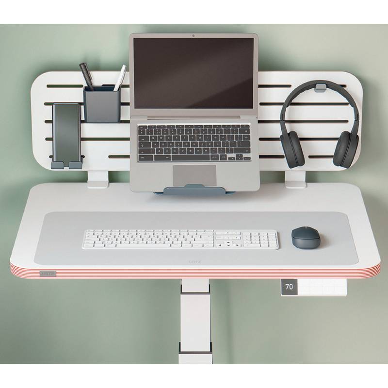 Ein minimalistisches Arbeitsplatz-Setup umfasst einen montierten Laptop, eine kabellose Tastatur, eine Maus, Kopfhörer auf einem Ständer, einen Stifthalter und eine aufgeräumte Schreibtischmatte.