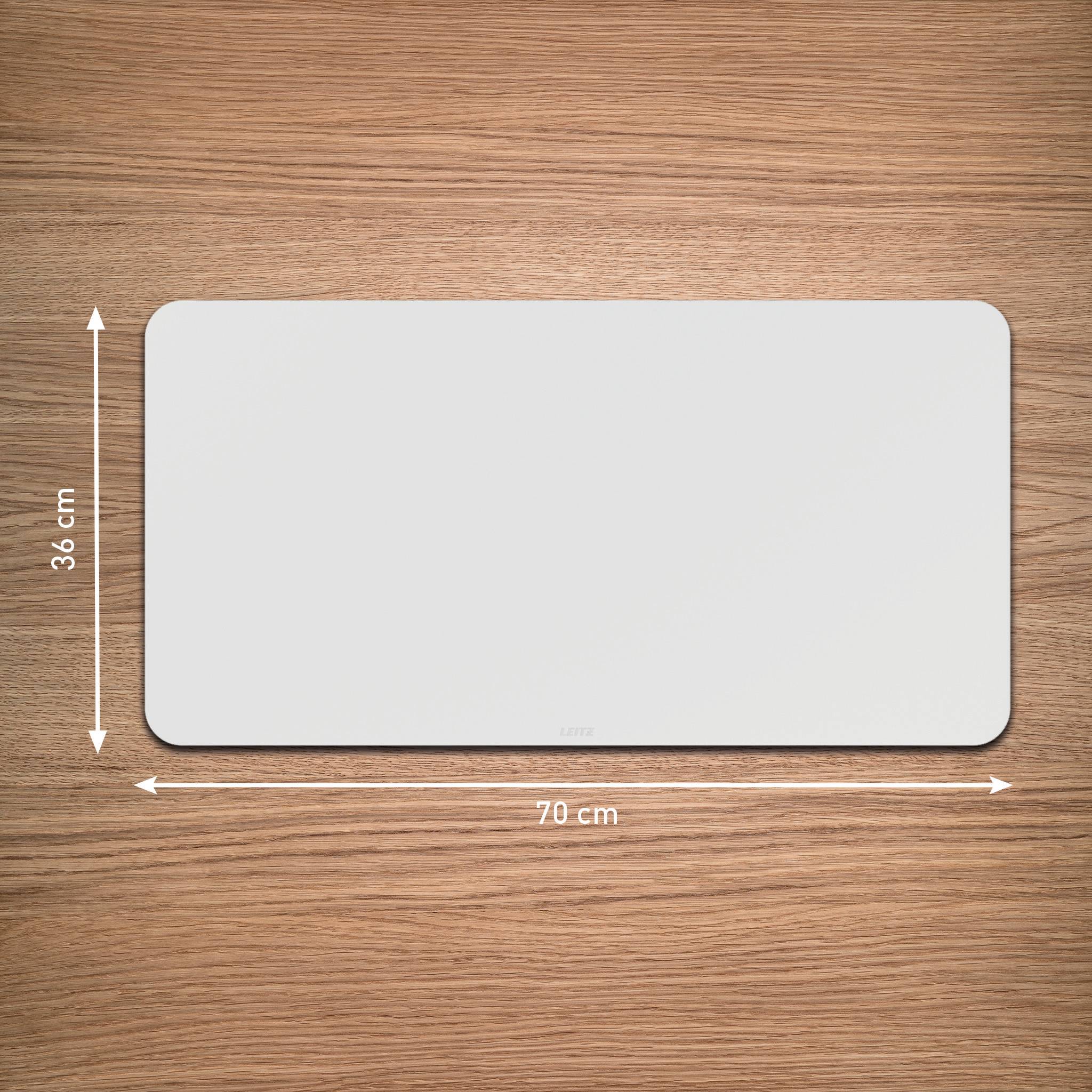 Ein weißes rechteckiges Platzset oder eine Matte auf einer Holzoberfläche, beschriftet mit 70 cm Breite und 36 cm Höhe mit Messmärkern.