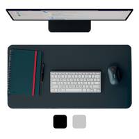 Draufsicht auf einen Desktop-Setup mit einem Monitor, großer Schreibtischunterlage, Notizbuch, Tastatur, Maus und zwei Farbmustern darunter.