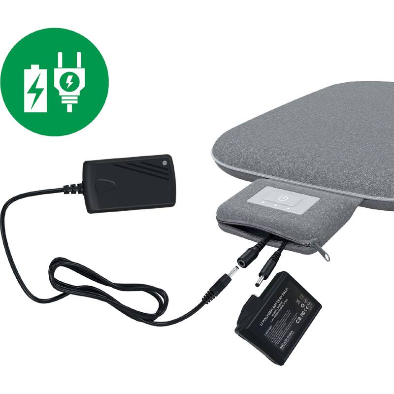 Kabelloses Ladegerät mit angeschlossenem Netzteil. Eine Anzeige für vollständige Ladung wird auf einem kleinen Gerät angezeigt, das auf dem Pad platziert ist.