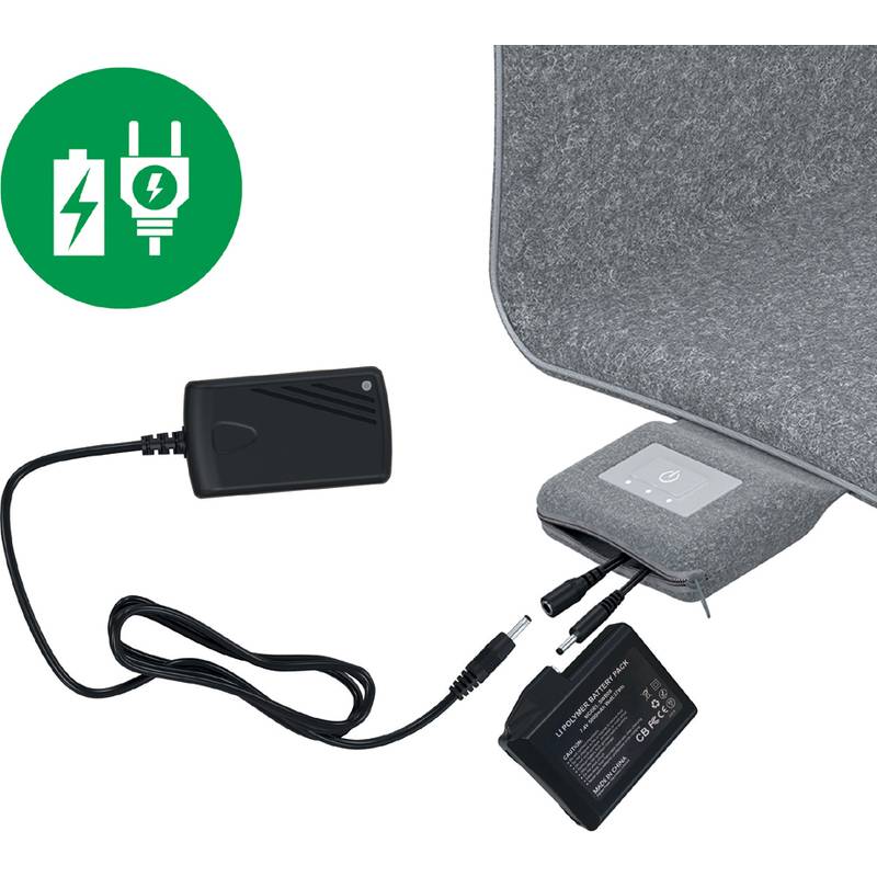 Ein grauer elektronischer Wärmekissen, der ein angeschlossenes Netzteil und eine Steuereinheit zeigt, mit einem grünen Symbol, das einen Stecker und einen Blitz darstellt.
