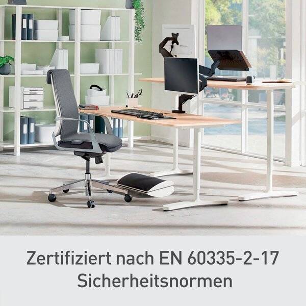 Moderner ergonomischer Arbeitsplatz im Büro mit verstellbarem Schreibtisch und Stuhl; Text lautet „Zertifiziert nach EN 60335-2-17 Sicherheitsnormen
