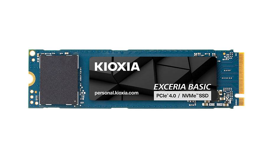 Kioxia Exceria Basic PCIe 4.0 NVMe SSD mit geometrischem schwarzem Design auf blauem Leiterplattenhintergrund.