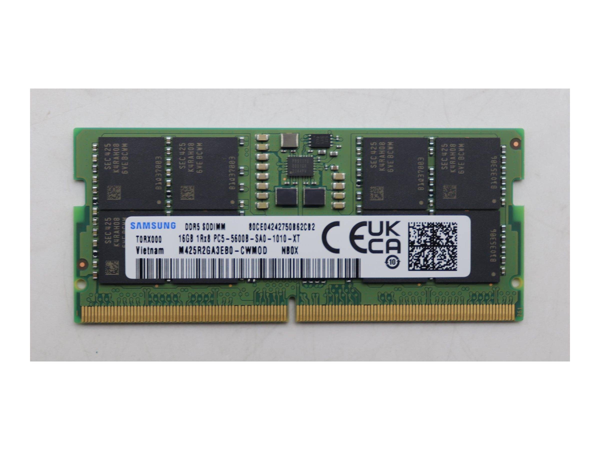 Ein Samsung-Laptop-RAM-Modul mit Chips auf einer grünen Leiterplatte und vergoldeter Steckkantenkontaktleiste, gezeigt auf einem einfachen Hintergrund.