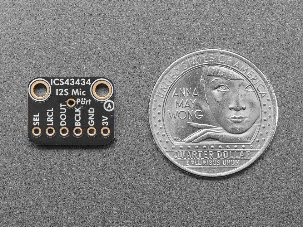 „Eine kleine I2S-Mikrofonplatine mit verschiedenen Anschlüssen liegt neben einer US-Vierteldollar-Münze zum Größenvergleich.