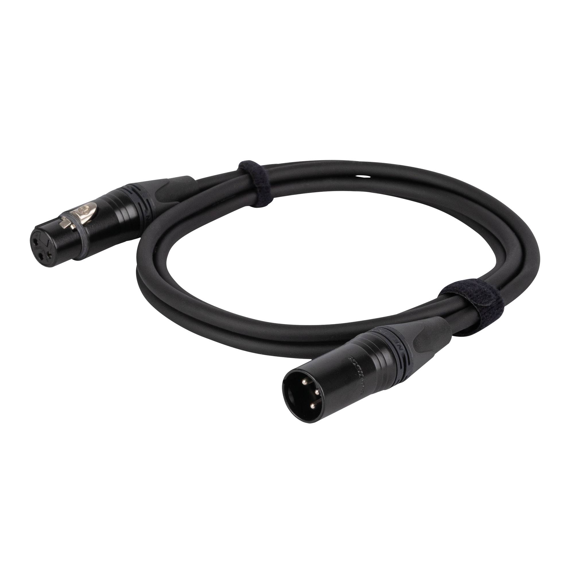 XLR-Audiokabel mit männlichen und weiblichen Anschlüssen auf schwarzem Hintergrund, verwendet für Verbindungen von professioneller Audioausrüstung.