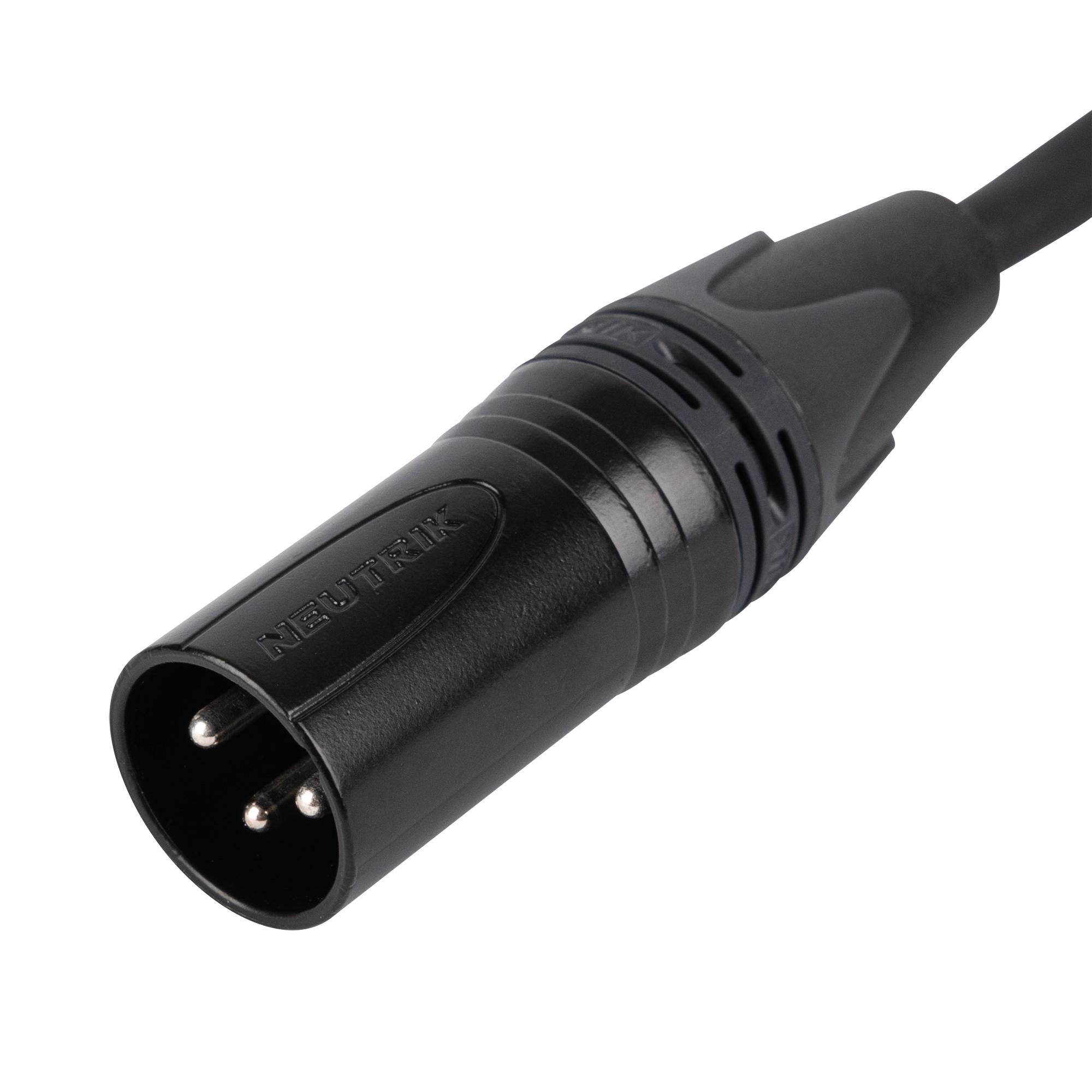 Eine Nahaufnahme eines schwarzen Audio-XLR-Steckers mit drei Metallstiften, der Teil eines Kabels für professionelle Audioausrüstung ist.
