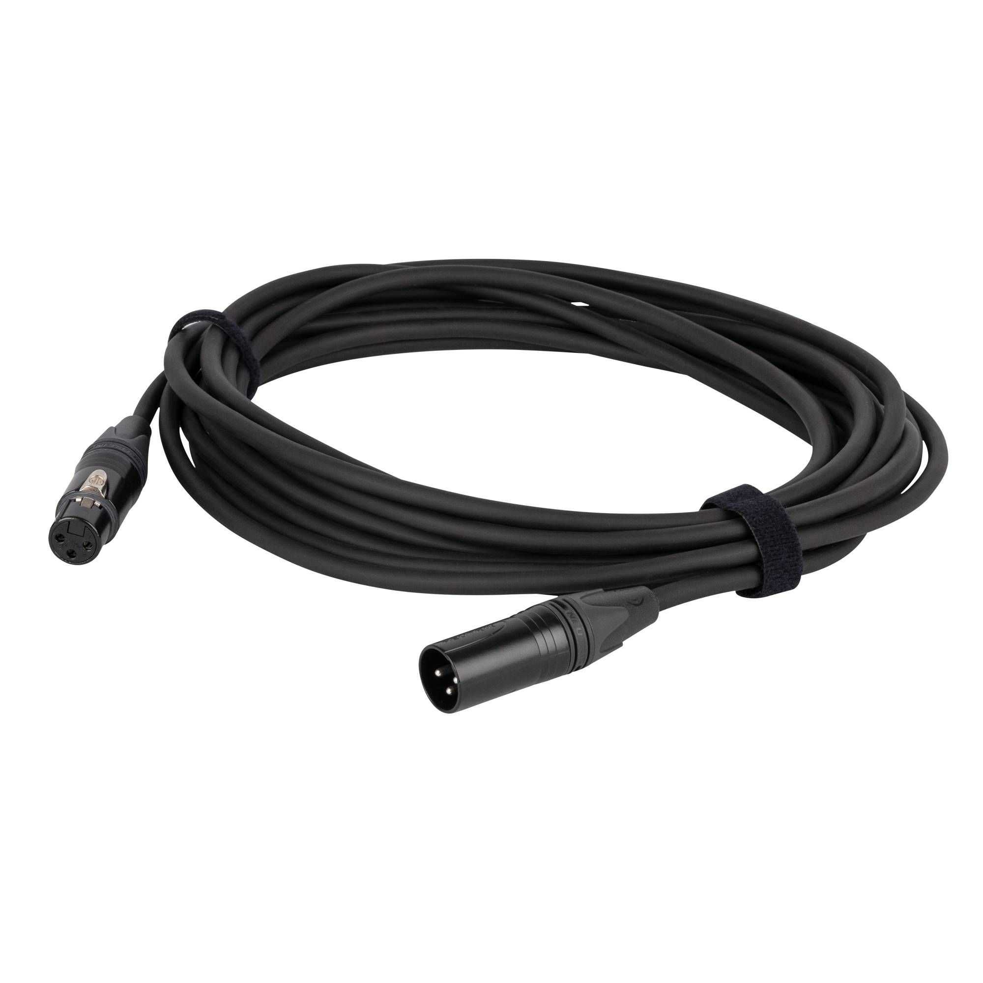 Ein gewickeltes schwarzes XLR-Mikrofonkabel mit männlichen und weiblichen Anschlüssen an beiden Enden, das für Audiogeräte-Verbindungen verwendet wird.