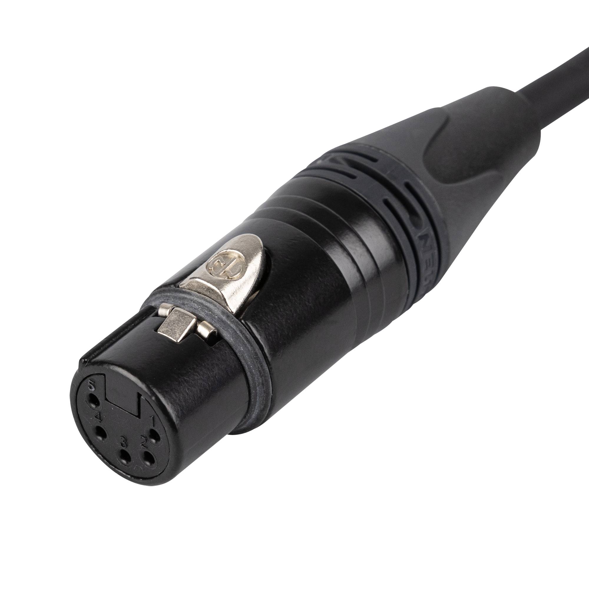 „Nahaufnahme eines schwarzen 5-poligen XLR-Steckers, der seinen Metallverschluss und die kreisförmige Anordnung der Pins zeigt, der in Audio- und Beleuchtungssystemen verwendet wird.
