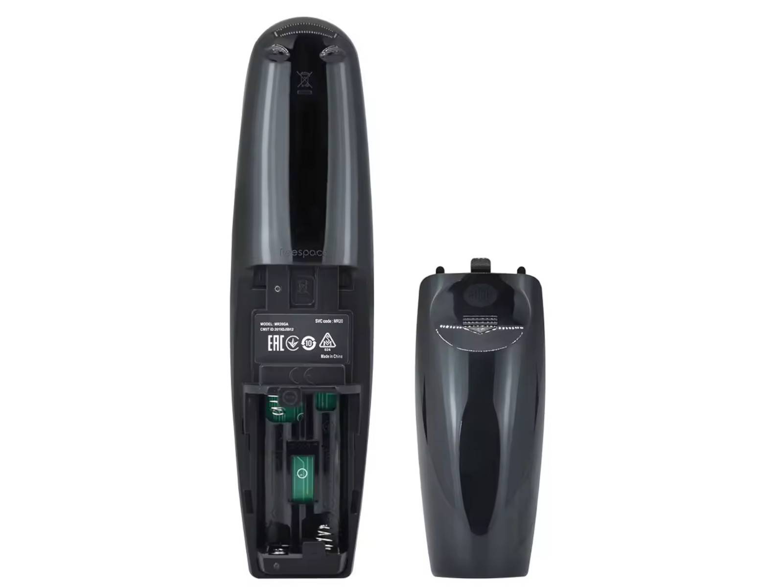 Zwei schwarze Fernbedienungsabdeckungen: eine mit sichtbarem Batteriefach, in dem zwei Batterien zu sehen sind, die andere mit allen Teilen geschlossen.