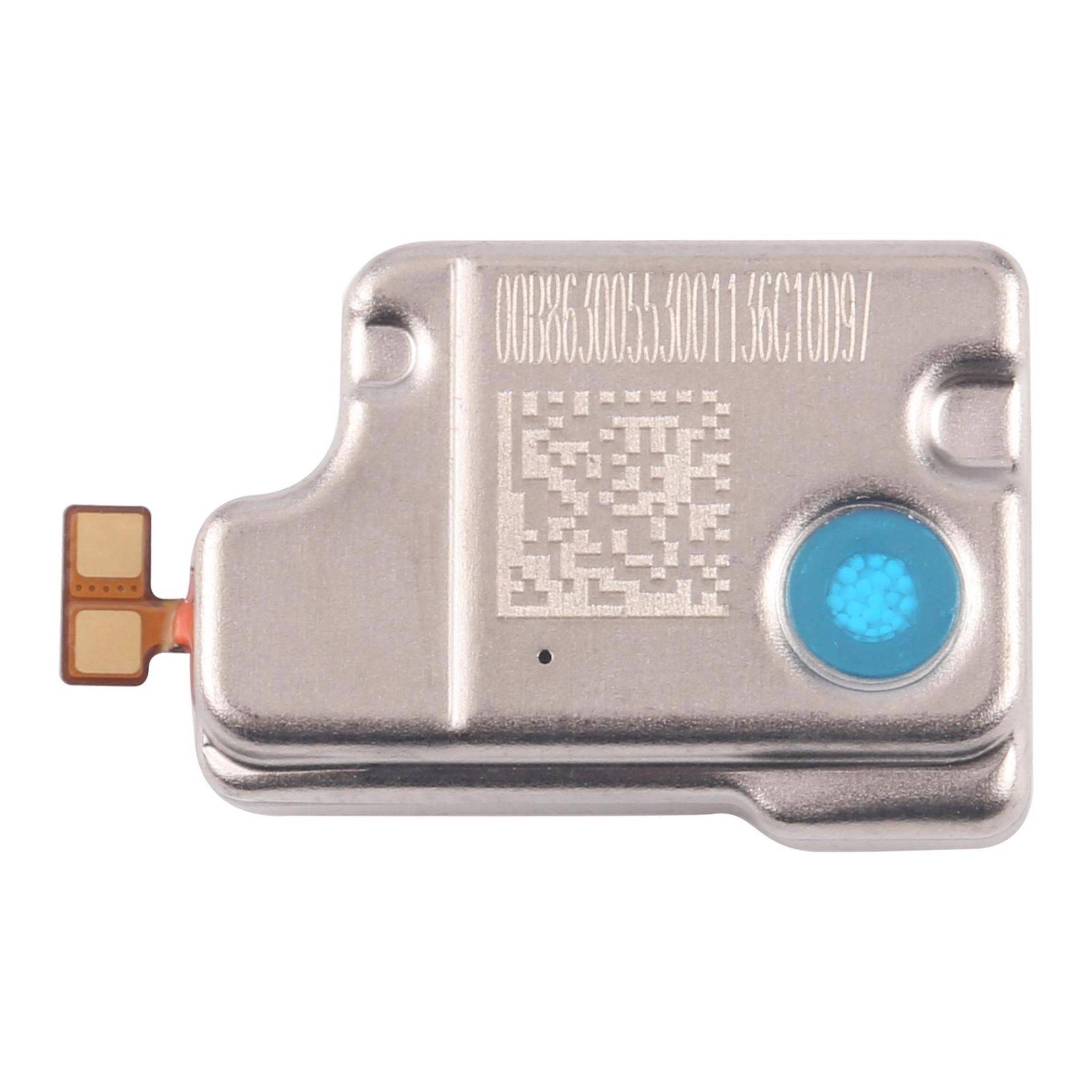 Metallische Komponente mit QR-Code und kleiner Schaltung, möglicherweise ein Sensor oder elektronisches Bauteil, mit einem blauen Punkt auf der rechten Seite.