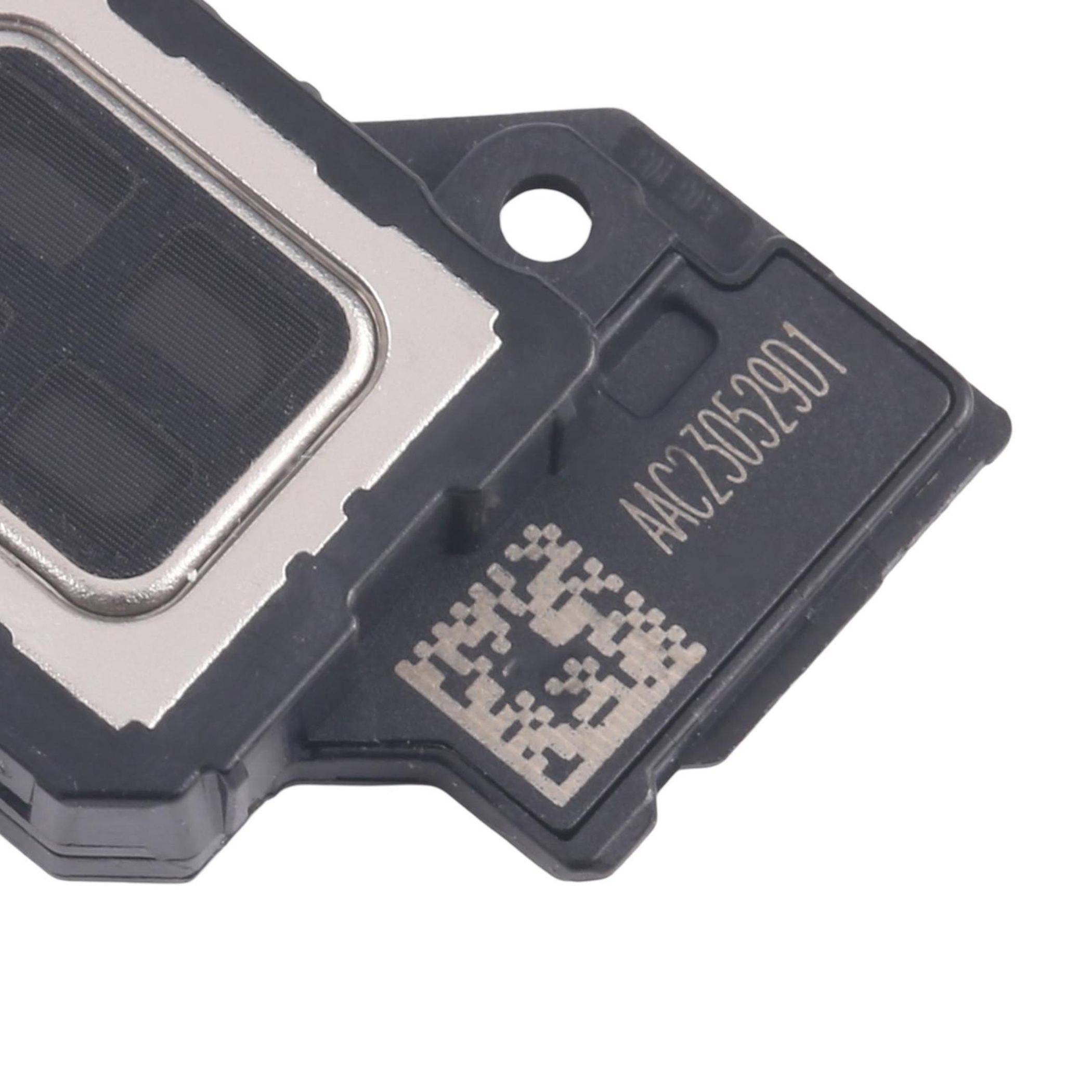 Eine kleine elektronische Komponente mit einem QR-Code und dem Code 'AAC2030301', möglicherweise ein Teil der internen Hardware eines Geräts.