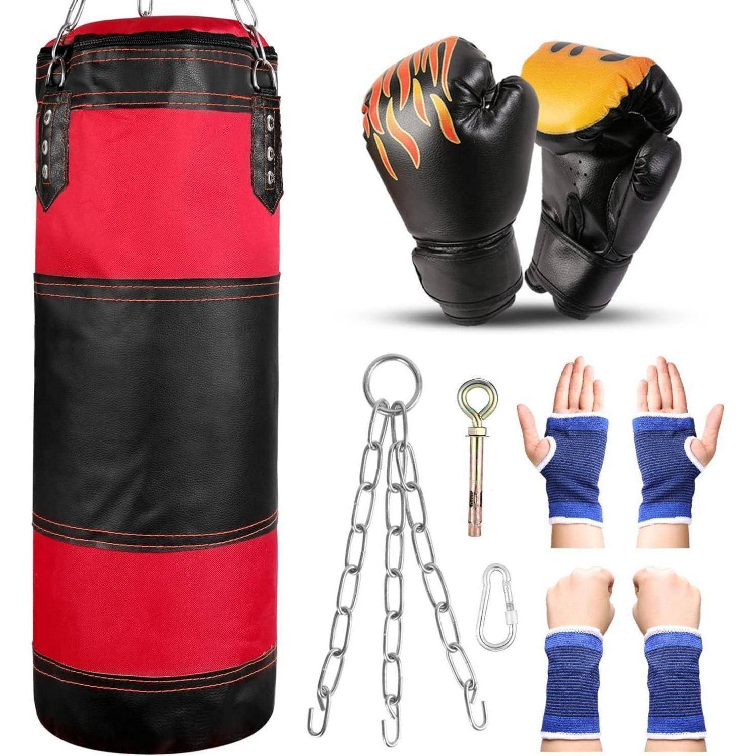 Roter und schwarzer Boxsack mit hängenden Ketten, flammenorange Boxhandschuhe, blaue Handgelenkbandagen und silbernen Haken- und KettenAccessoires.