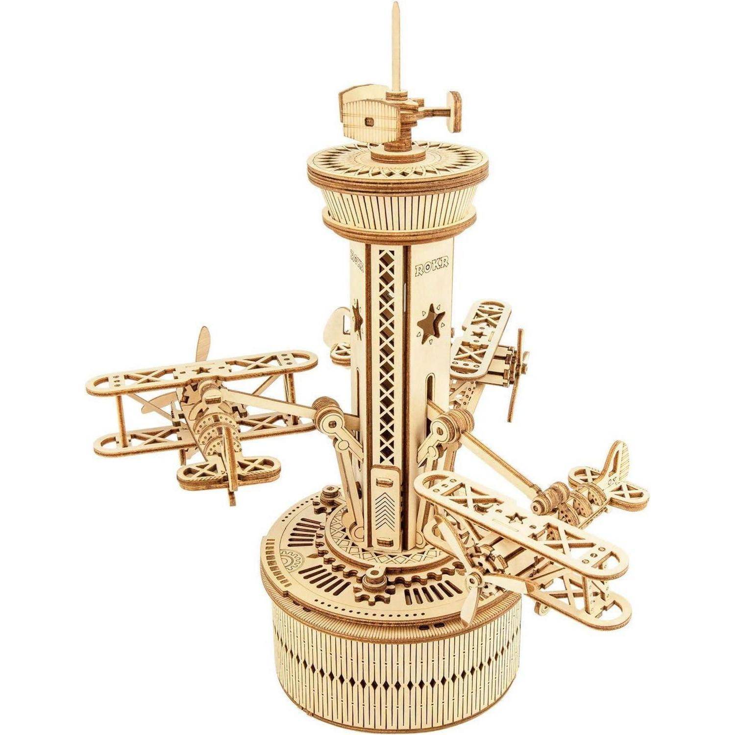 Ein Holzmodell eines Flugkarussells im Vintage-Stil mit drei Doppeldeckern, die sich um eine zentrale Säule drehen und dabei raffinierte mechanische Details präsentieren.