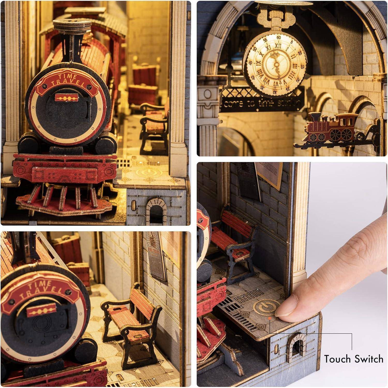 Ein detailliertes Modell eines Bahnhofs aus vergangenen Zeiten, mit kunstvoll gestalteten Bänken, einer Dampflokomotive mit der Aufschrift ‚TRAIN EXPRESS' und einer Uhr. Eine Hand betätigt einen ‚Touch Switch'.