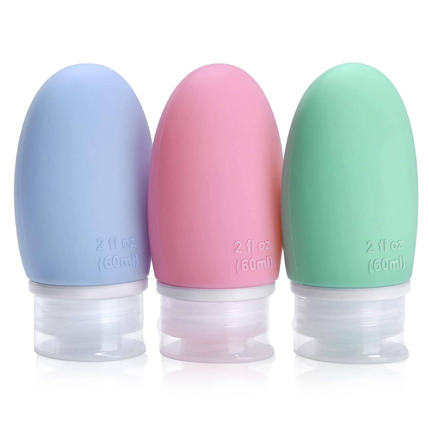 Drei bunte, ovale Reiseflaschen in Blau, Rosa und Grün, die jeweils mit '2 fl oz (60 ml)' beschriftet und mit Schraubverschlüssen versehen sind.