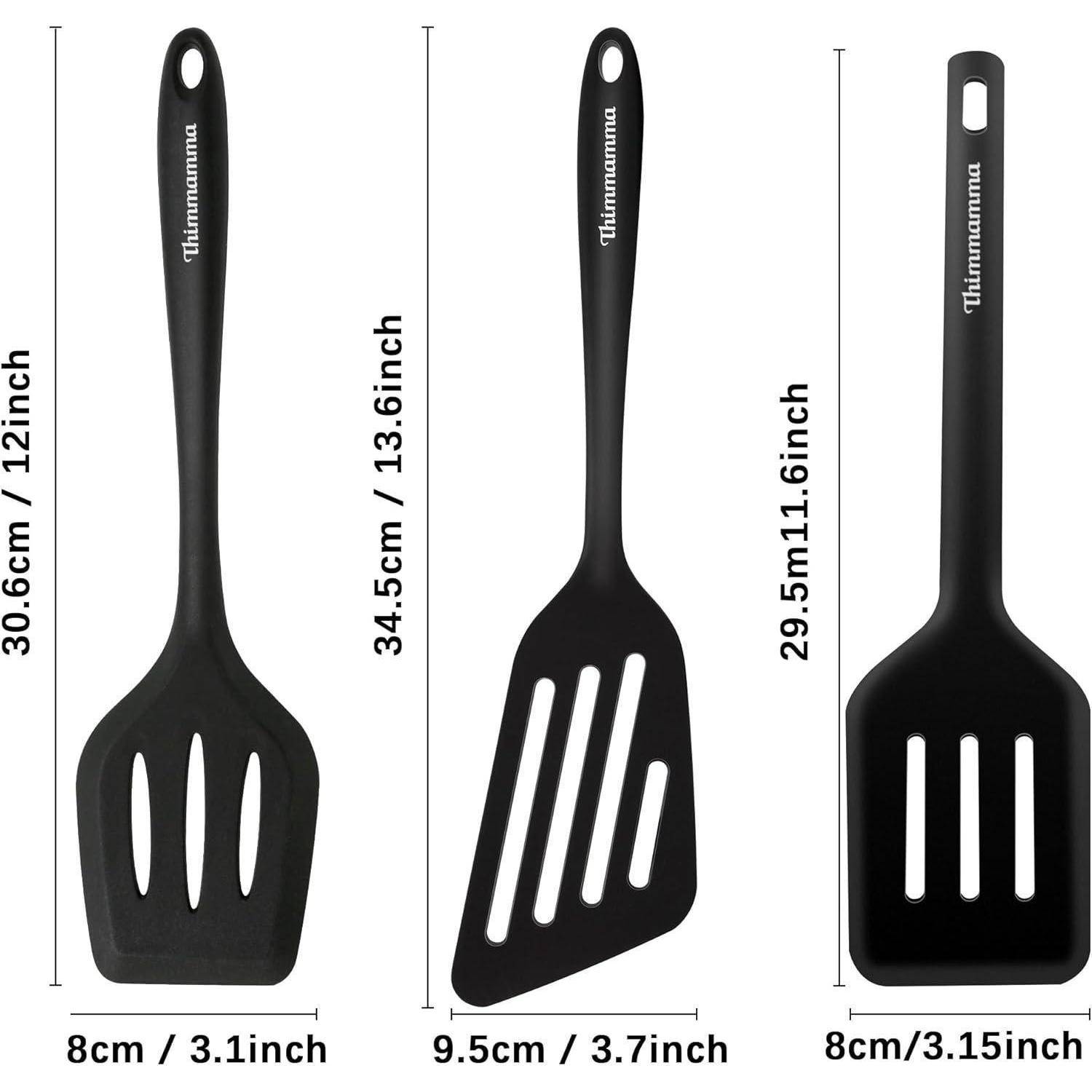 Drei schwarze Spatel vertikal aufgereiht, mit Maßangaben: 30,6 cm/12 Zoll, 34,5 cm/13,6 Zoll, 29,5 cm/11,6 Zoll.