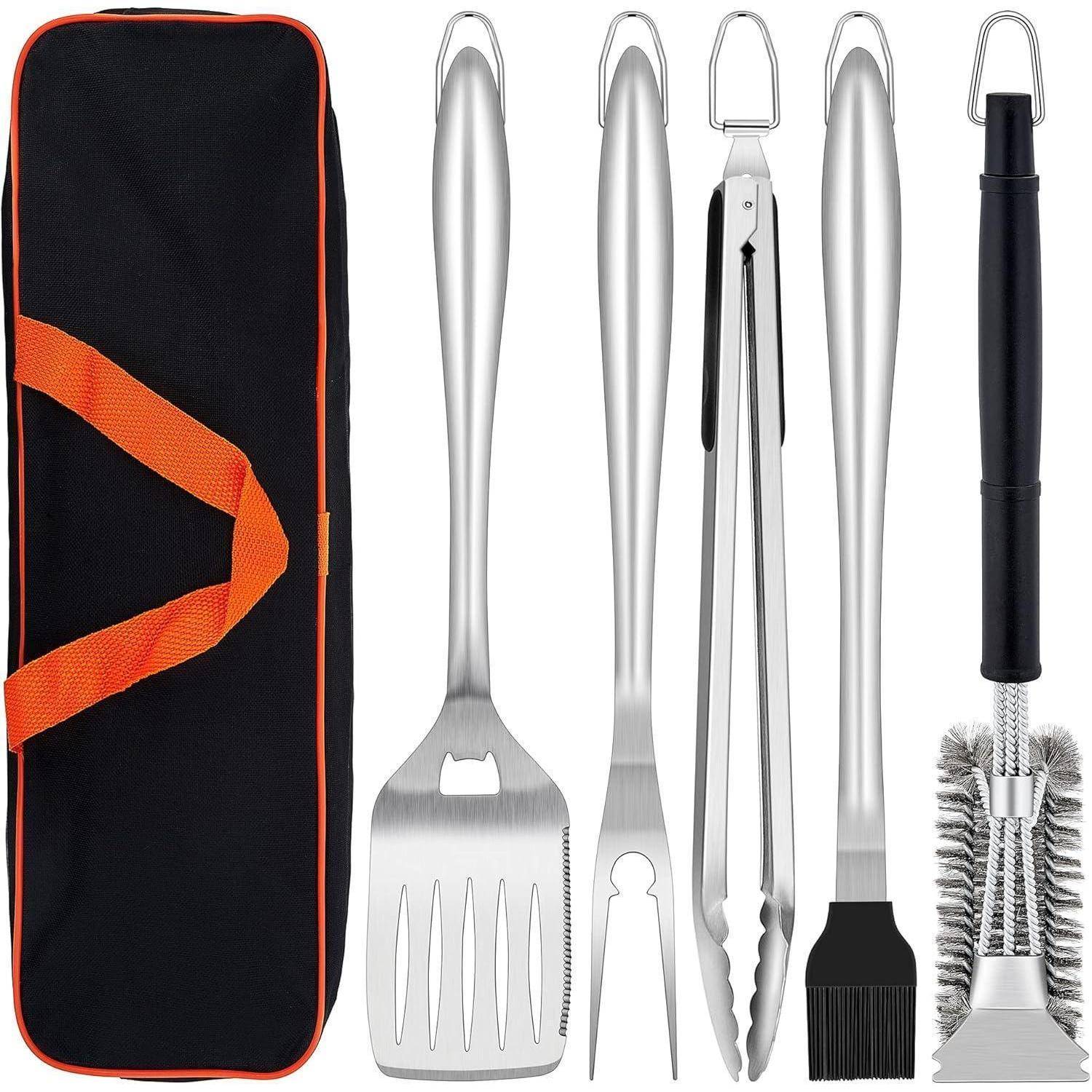 Ein Grillwerkzeug-Set mit Pfannenwender, Gabel, Zange, Backpinsel, Reinigungsbürste und einer schwarzen Tragetasche mit orangefarbener Einfassung.