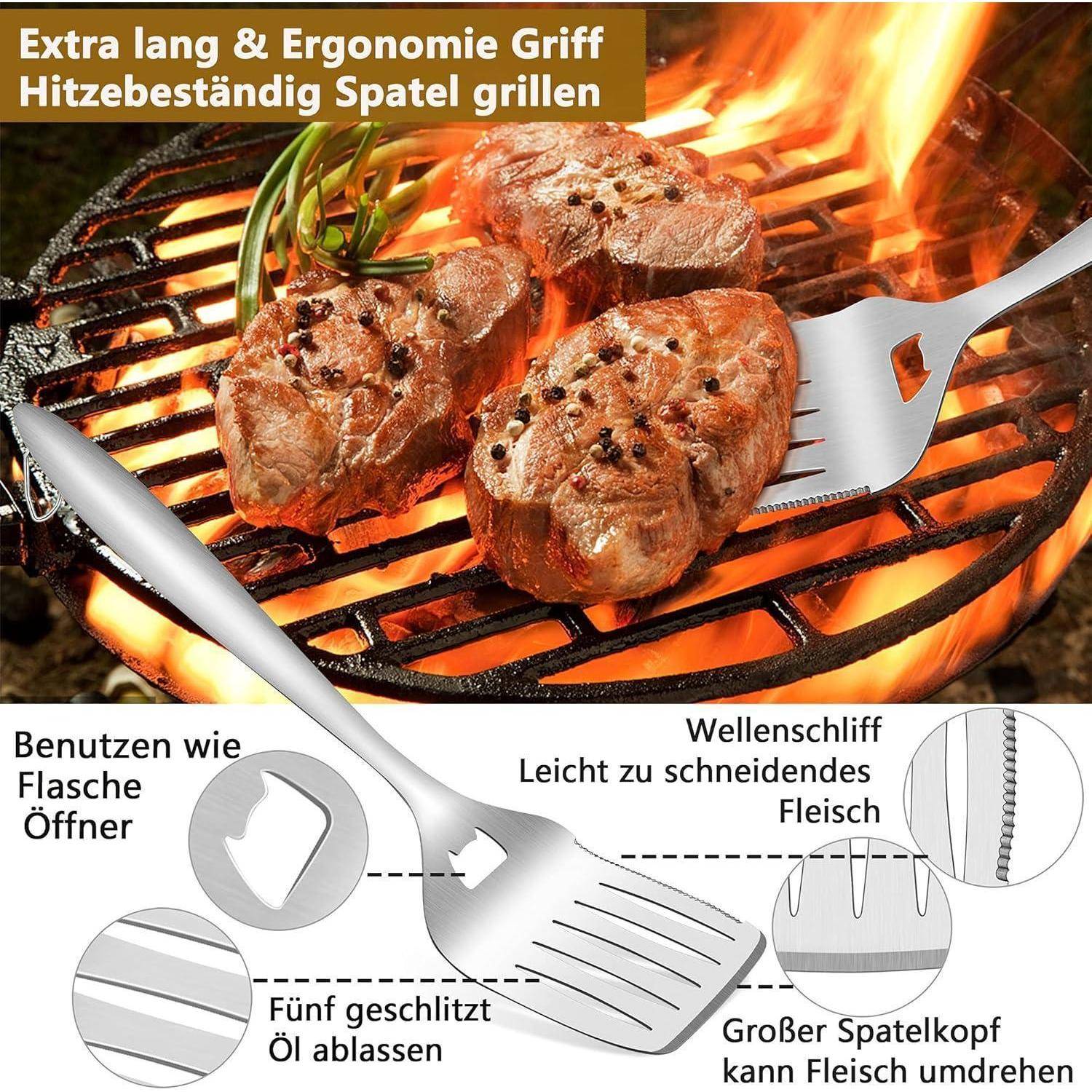 Drei Fleischstücke grillen auf einem Barbecue. Ein Pfannenwender mit einem langen, ergonomischen Griff wird präsentiert, der Funktionen wie Ausschnitte, eine wellenförmige Schneidkante und Vielseitigkeit zum Öl-Ausgießen und Wenden aufweist.